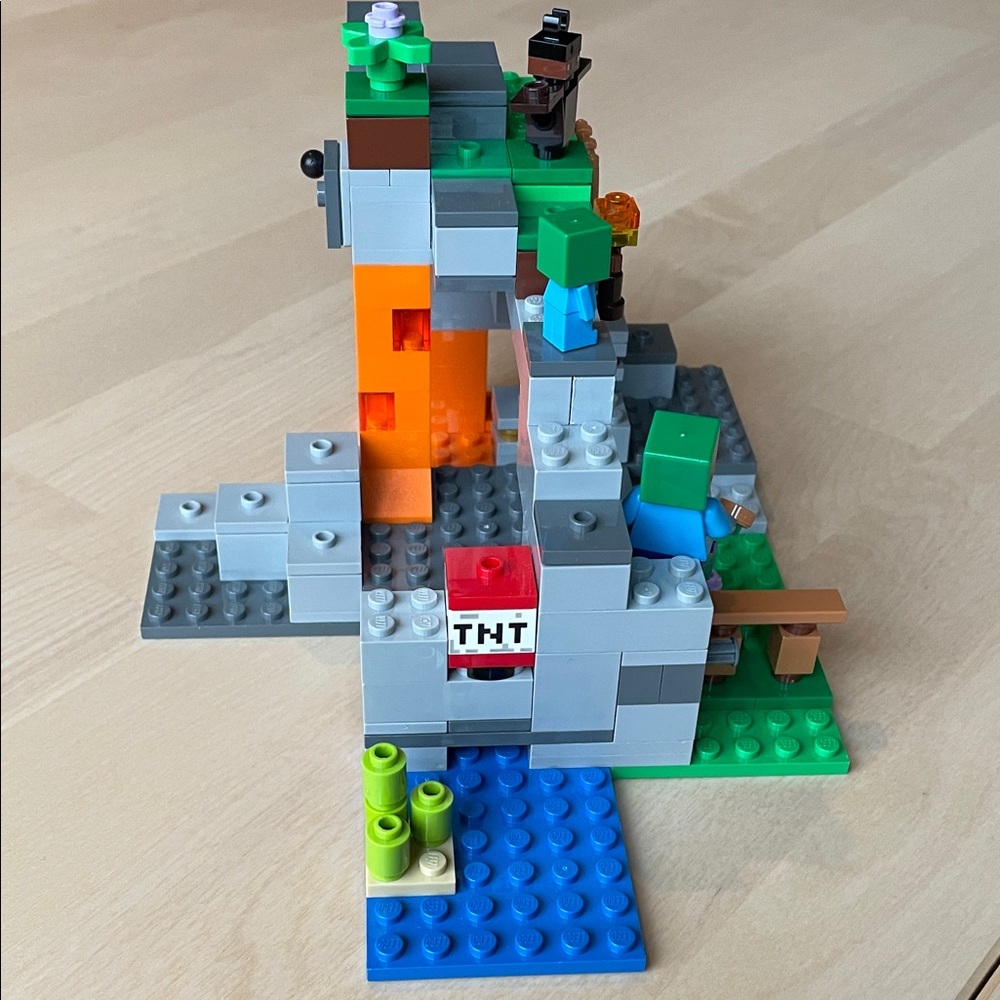 LEGO Set 21141 Minecraft: The Zombie Cave - Picture 5 of 9